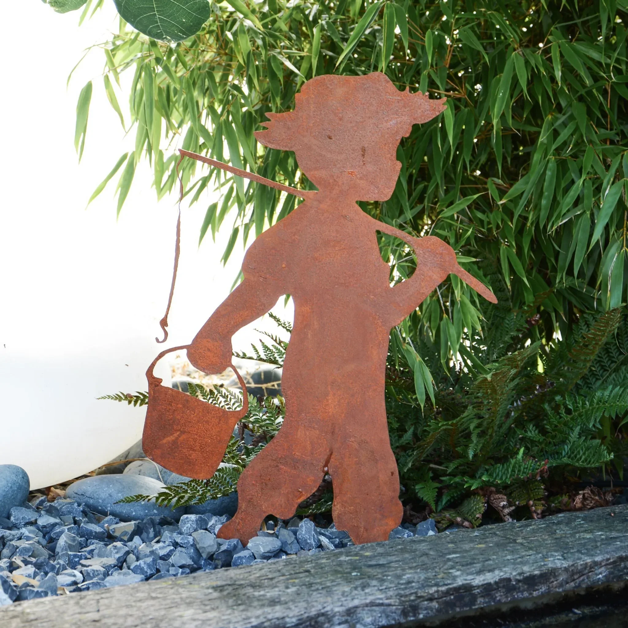 Gartenstecker „Kind mit Hut, Angel & Eimer“ – Edelrost Metall